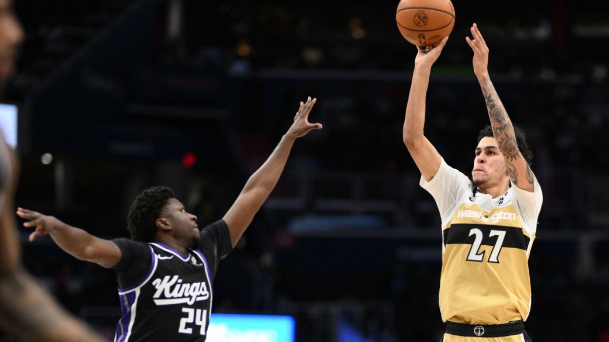 Will Riley von den Washington Wizards wirft den Ball gegen Isaiah Stevens von den Sacramento Kings, am 02.02.2026. (Symbolbild) (Foto)