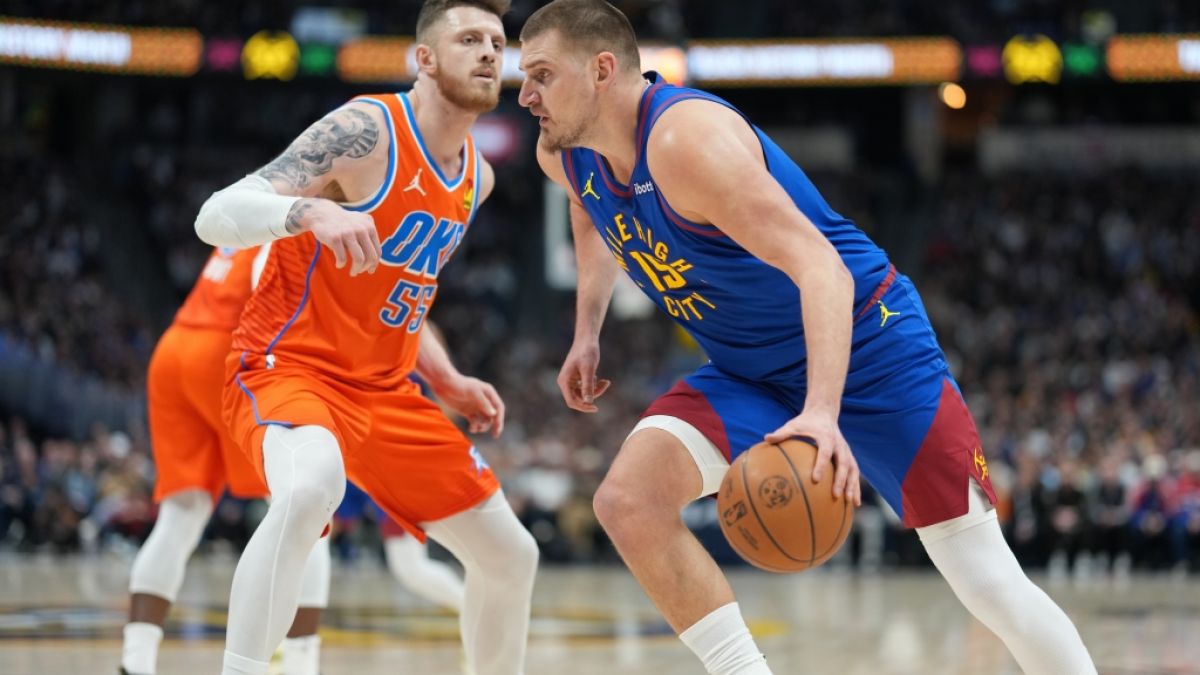 Nikola Jokic von den Denver Nuggets zieht an Isaiah Hartenstein von der Oklahoma City Thunder vorbei, am 01.02.2026. (Symbolbild) (Foto)