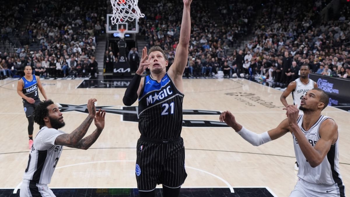 Moritz Wagner von der Orlando Magic zieht zum Korb gegen Victor Wembanyama (r) und Julian Champagnie (l) von den San Antonio Spurs. (Symbolbild) (Foto)