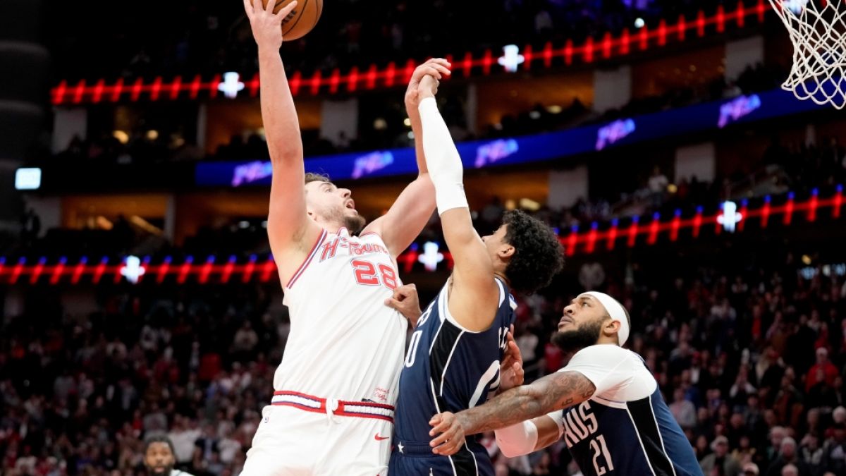 Alperen Sengun von den Houston Rockets wirft zum Korb gegen Max Christie und Daniel Gafford von den Dallas Mavericks, am 31.01.2026. (Symbolbild) (Foto)