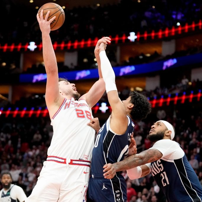 Alperen Sengun von den Houston Rockets wirft zum Korb gegen Max Christie und Daniel Gafford von den Dallas Mavericks, am 31.01.2026. (Symbolbild)