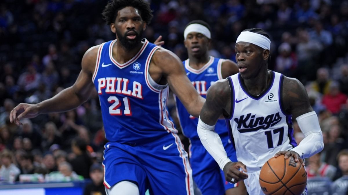 Dennis Schr&ouml;der von den Sacramento Kings spielt den Ball gegen Joel Embiid von den Philadelphia 76ers, am 29.01.2026. (Symbolbild) (Foto)