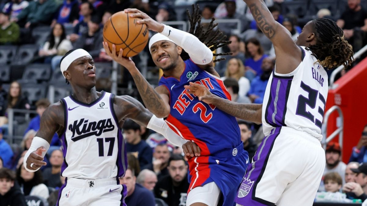 Daniss Jenkis von den Detroit Pistons passt den Ball gegen Dennis Schr&ouml;der und Keon Ellis (r) von den Sacramento Kings, am 25.01.2026. (Symbolbild) (Foto)