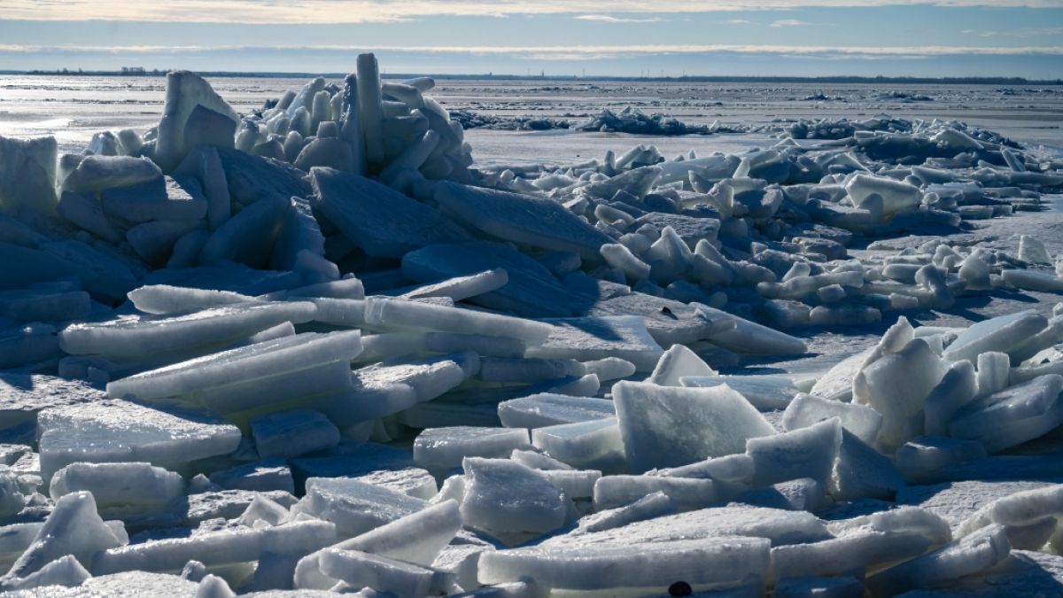 An der Ostseek&uuml;ste nahe Garz am Greifswalder Bodden t&uuml;rmen sich Eisschollen zu meterhohen Bergen auf. Anhaltender Frost und starker Wind lassen an einigen K&uuml;stenabschnitten die bizarren Eisberge entstehen. (Foto)