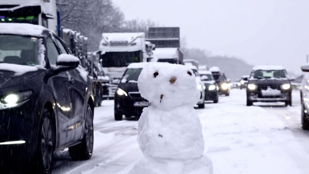 Autofahrer haben w&auml;hrend der Wartezeit bei einem bis zu 25 Kilometer langen Staus einen Schneemann auf der Autobahn 3 gebaut. (Foto)
