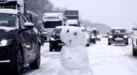 Autofahrer haben während der Wartezeit bei einem bis zu 25 Kilometer langen Staus einen Schneemann auf der Autobahn 3 gebaut.