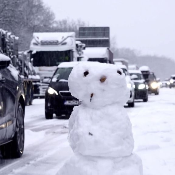 Autofahrer haben während der Wartezeit bei einem bis zu 25 Kilometer langen Staus einen Schneemann auf der Autobahn 3 gebaut.