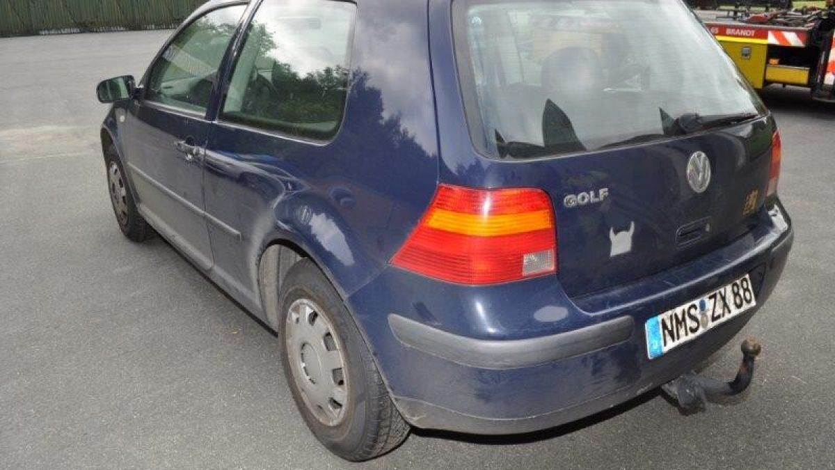 Ein Foto zeigt den&nbsp;dunkelblauen Golf IV des vermissten Horst Georg L. Das Auto wurde nach seinem Verschwinden gefunden. Vom Studenten selbst fehlt jede Spur. (Foto)