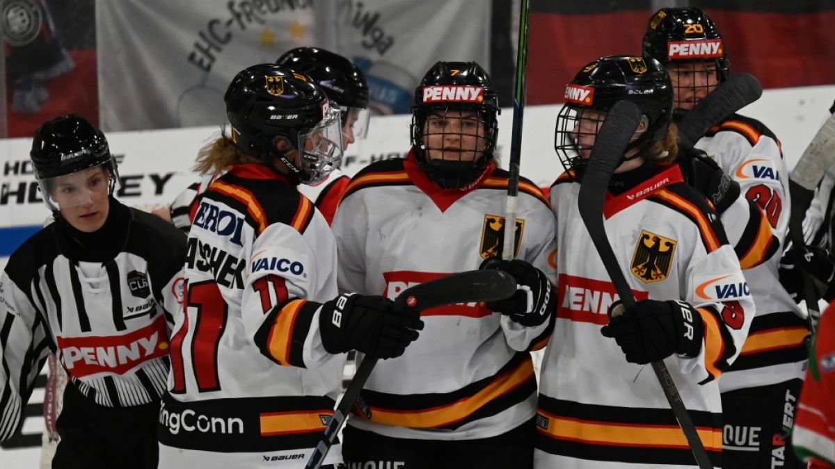Eishockey-Nationalspielerin Franziska Feldmann (Mitte) kurz nach einem Tor. (Foto)