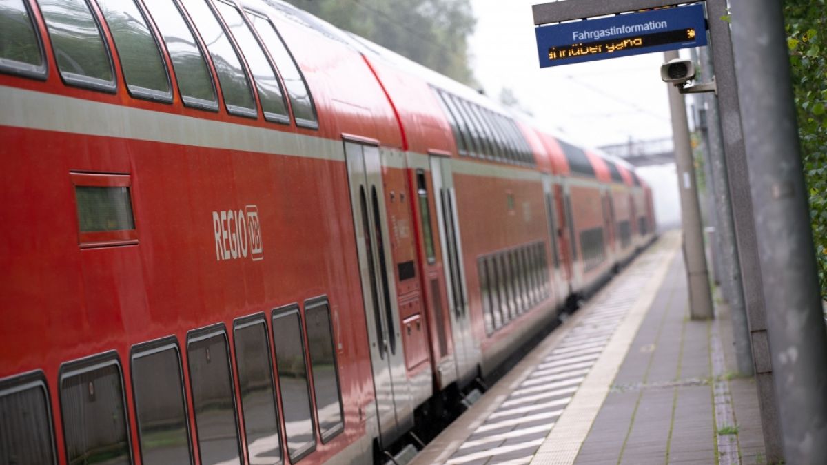 Ein 36 Jahre alter Zugbegleiter der Deutschen Bahn ist nach einem Angriff eines Schwarzfahrers seinen schweren Verletzungen erlegen - der mutma&szlig;liche T&auml;ter wurde festgenommen und sitzt in Untersuchungshaft (Symbolfoto). (Foto)