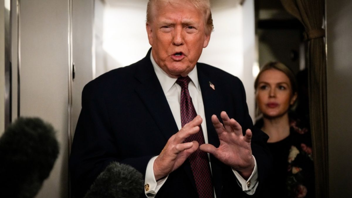 Immer wieder muss Karoline Leavitt als Sprecherin des Wei&szlig;en Hauses f&uuml;r Donald Trump die Kohlen aus dem Feuer holen - doch der US-Pr&auml;sident lie&szlig; seine Vertraute nun komplett auflaufen. (Foto)