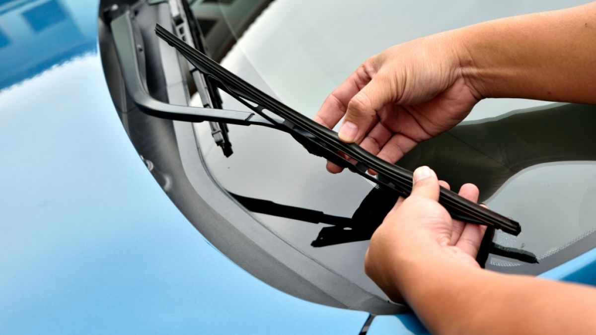 Nicht immer muss gleich ein neues Paar Scheibenwischer her - mit einfachen Tricks funktionieren auch &auml;ltere wieder wie neu. (Foto)