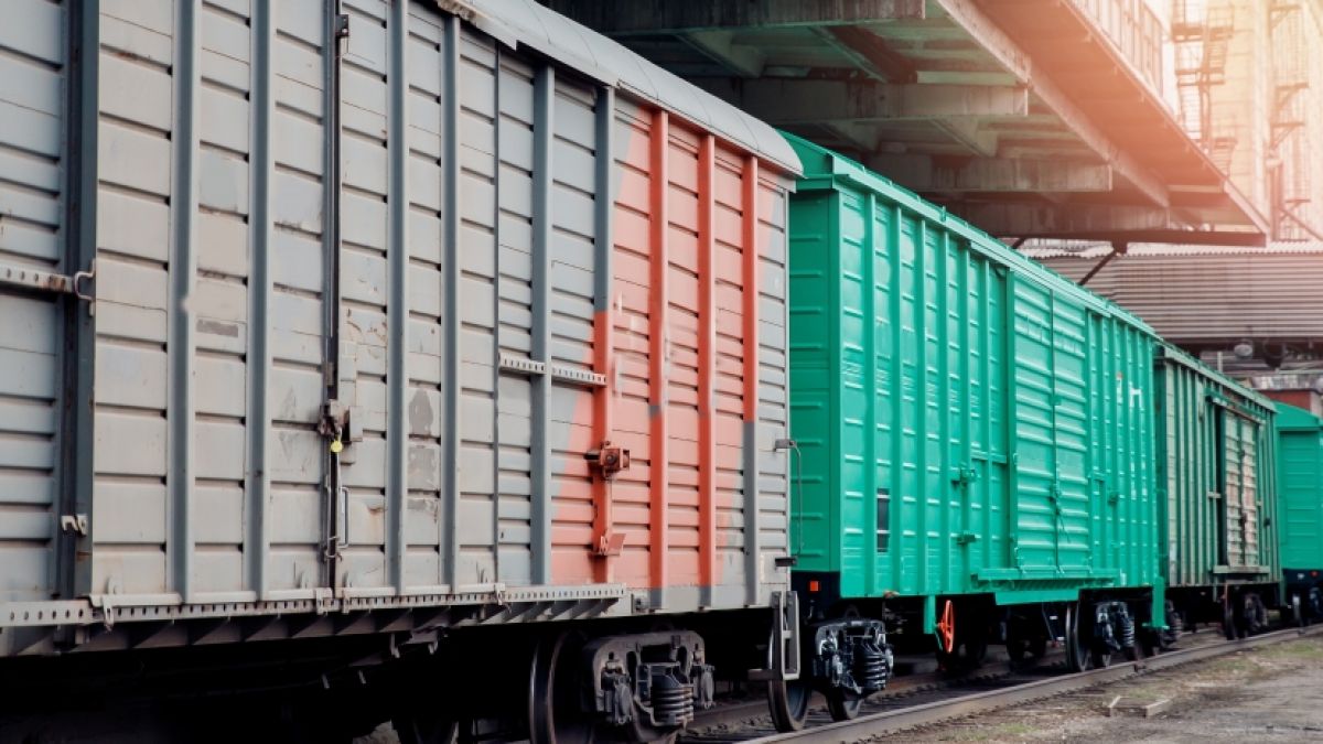 Mehrere Waggons an einem Bahnhof in der russischen Region Tambow brannten (Symbolfoto). (Foto)