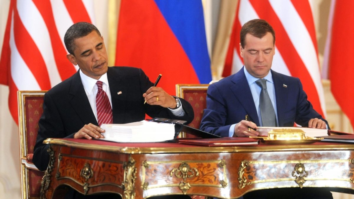 US-Pr&auml;sident Barack Obama und der damalige Kreml-Chef Dmitri Medwedew unterzeichneten das "New Start"-Abkommen im April 2010. (Foto)