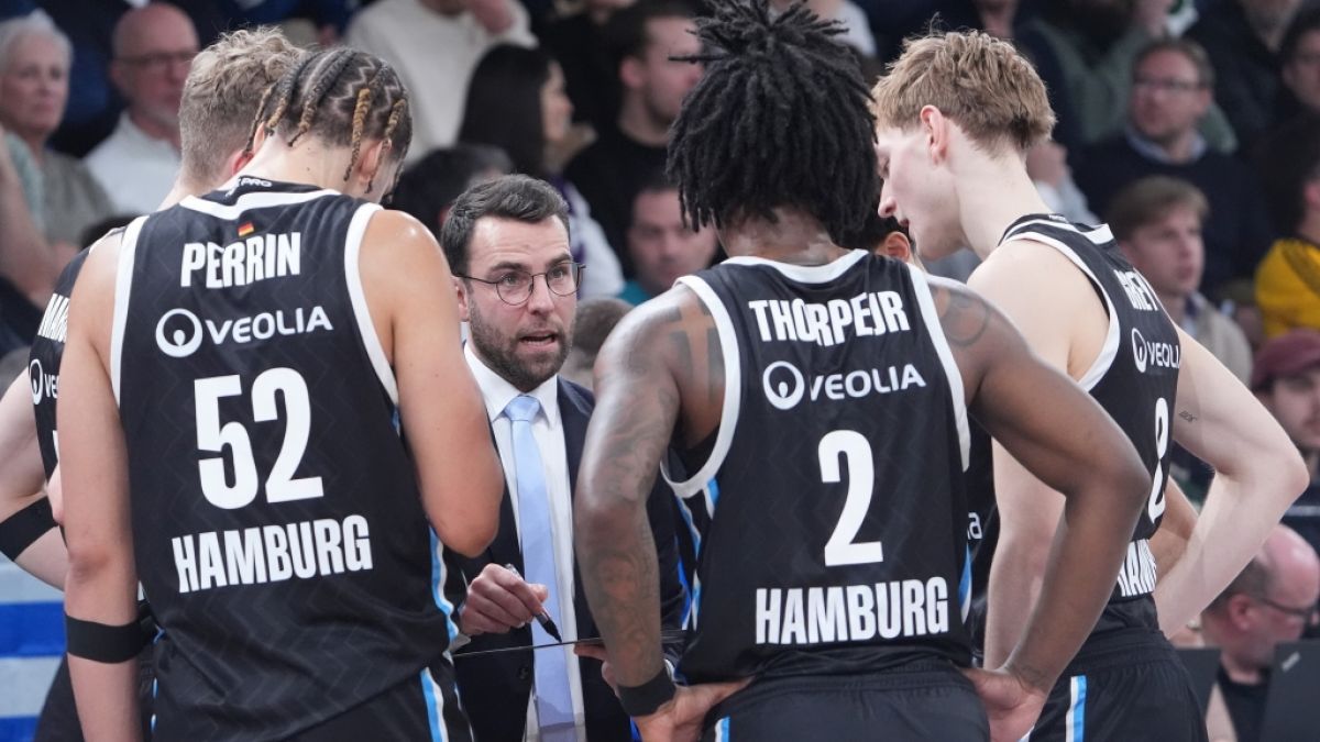 Das BBL-Team der Veolia Towers Hamburg bei einer Traineransprache (Archivbild, 2025). (Foto)