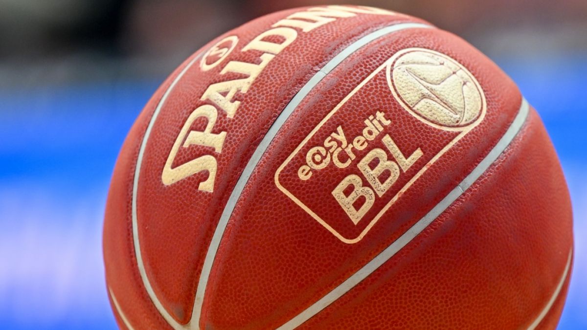 Ein Spielball der BBL liegt auf dem Parkett. (Foto)