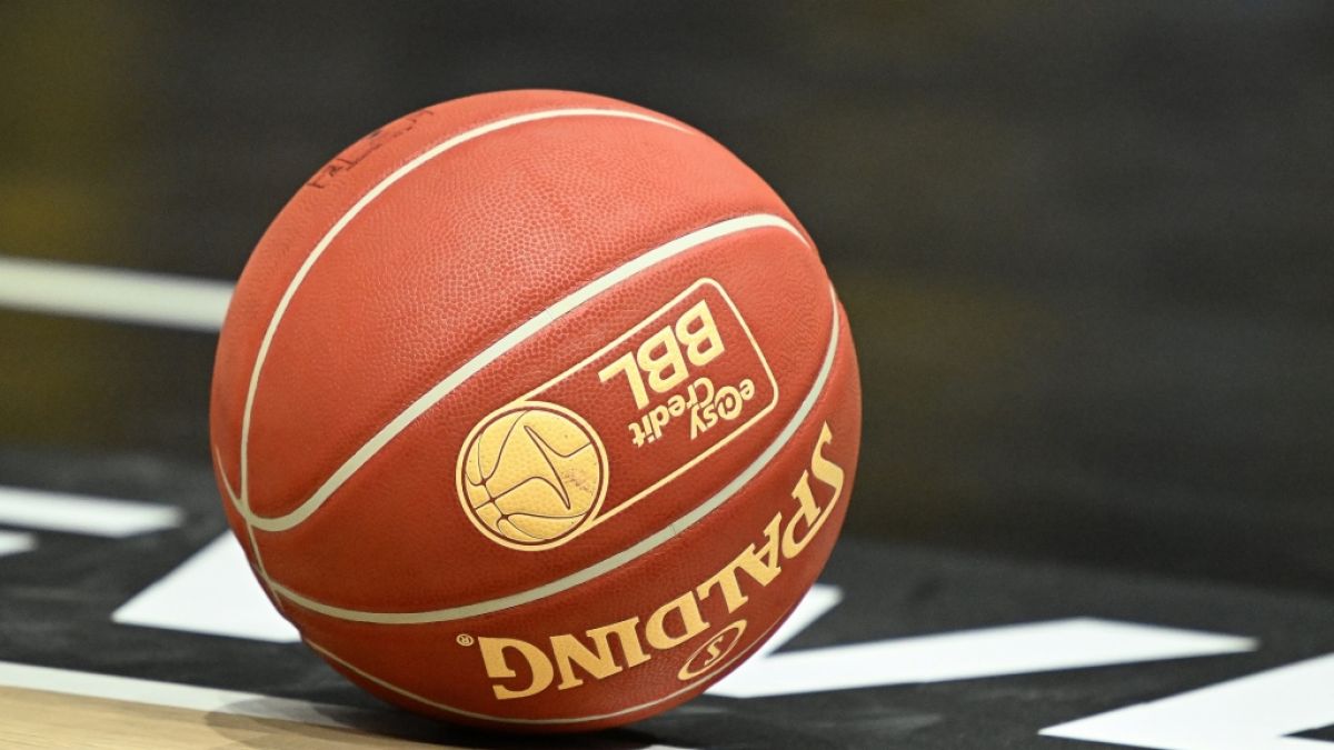 Ein Spielball der Basketball-Bundesliga liegt auf dem Spielfeld. (Foto)