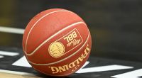Ein Spielball der Basketball-Bundesliga liegt auf dem Spielfeld.
