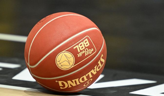 Ein Spielball der Basketball-Bundesliga liegt auf dem Spielfeld.