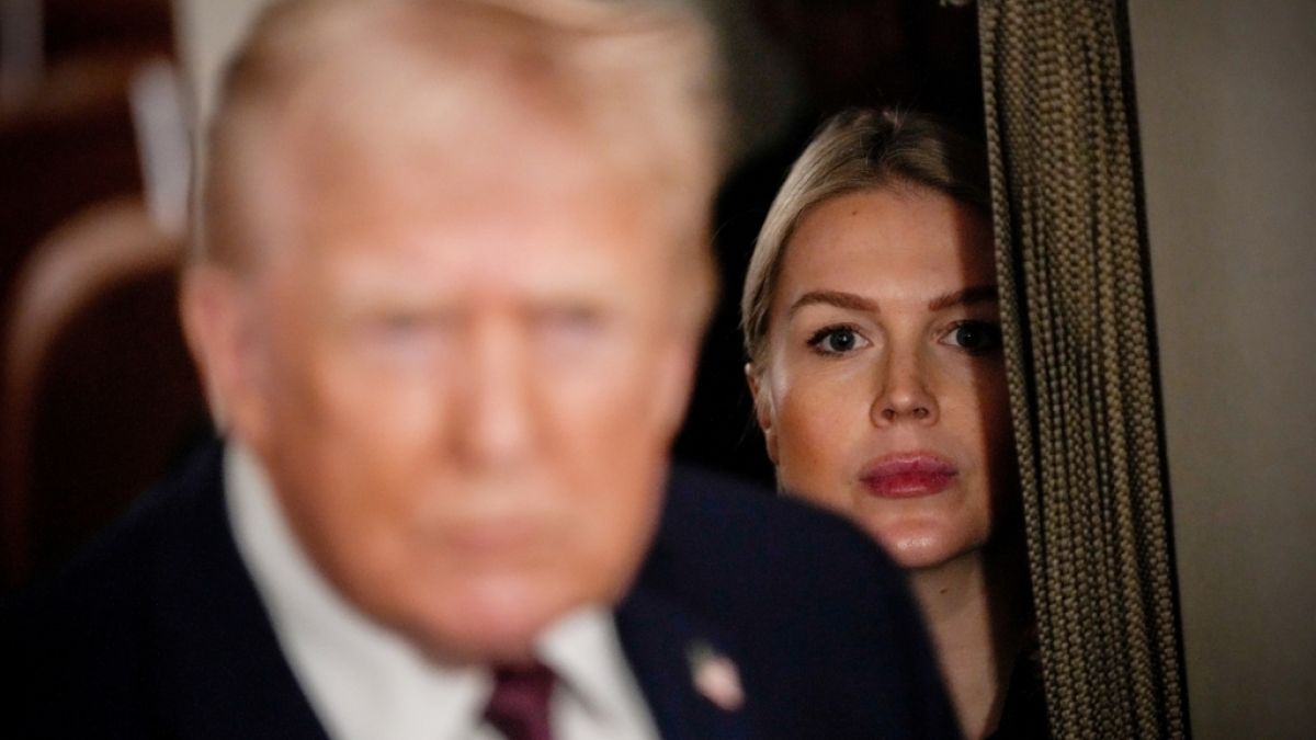 Donald Trump sorgt regelm&auml;&szlig;ig mit verst&ouml;renden &Auml;u&szlig;erungen f&uuml;r Aufsehen - die Wogen gl&auml;tten muss dann meist Karoline Leavitt, die Sprecherin des Wei&szlig;en Hauses. (Foto)