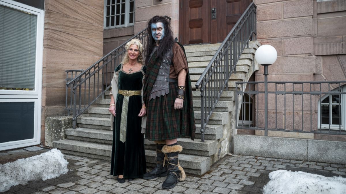 Bayerns Ministerpr&auml;sident Markus S&ouml;der hat sich f&uuml;r die "Fastnacht in Franken" als "Braveheart" William Wallace verkleidet - neben ihm steht seine Frau Karin Baum&uuml;ller-S&ouml;der als Prinzessin Isabella. (Foto)