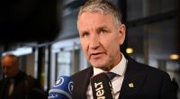 Der AfD-Politiker Höcke ist wegen einer verbotenen Nazi-Parole bereits verurteilt worden. Jetzt prüft die Polizei einen neuen Vorfall.