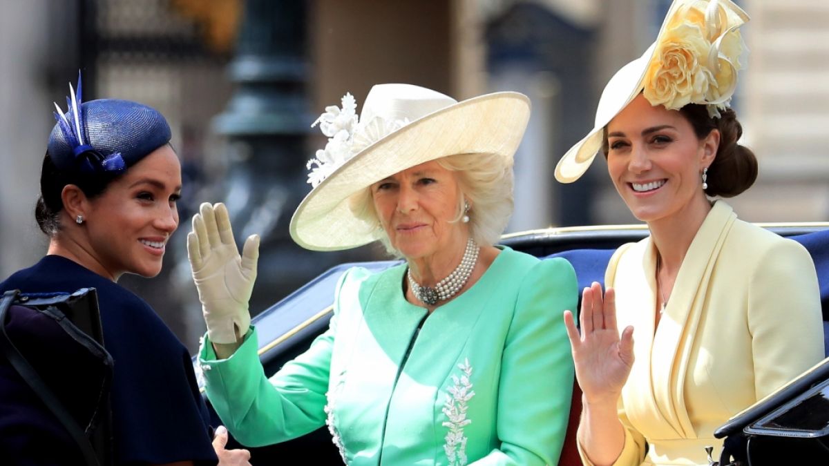 Da war die Welt noch in Ordnung: Im Sommer 2019 setzte Herzogin Meghan neben K&ouml;nigin Camilla und Prinzessin Kate ihr strahlendstes L&auml;cheln auf. (Foto)