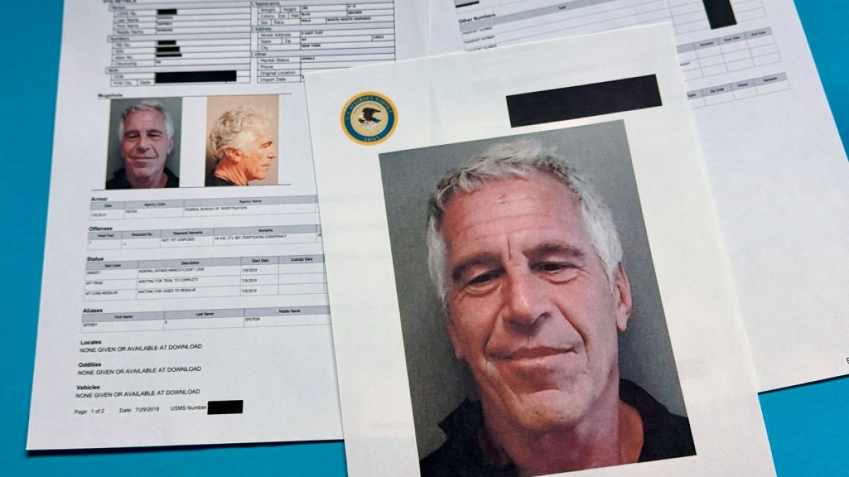 Jeffrey Epstein, hier auf vom US-Justizministerium ver&ouml;ffentlichten Dokumenten zu sehen, soll entgegen offizieller Angaben nicht tot, sondern am Leben sein und sich seit Jahren versteckt halten. (Foto)