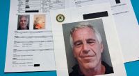 Jeffrey Epstein, hier auf vom US-Justizministerium veröffentlichten Dokumenten zu sehen, soll entgegen offizieller Angaben nicht tot, sondern am Leben sein und sich seit Jahren versteckt halten.