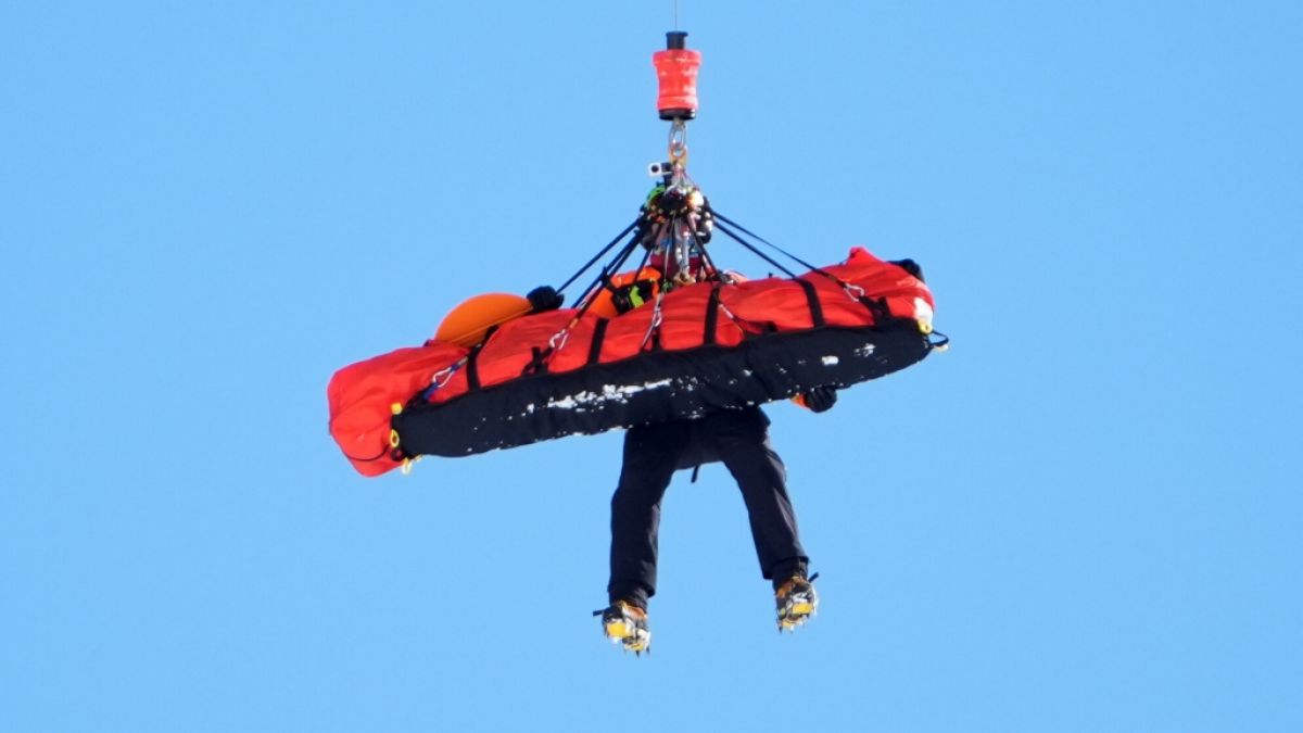 Lindsey Vonn wird nach ihrem Sturz mit dem Hubschrauber abtransportiert. (Foto)