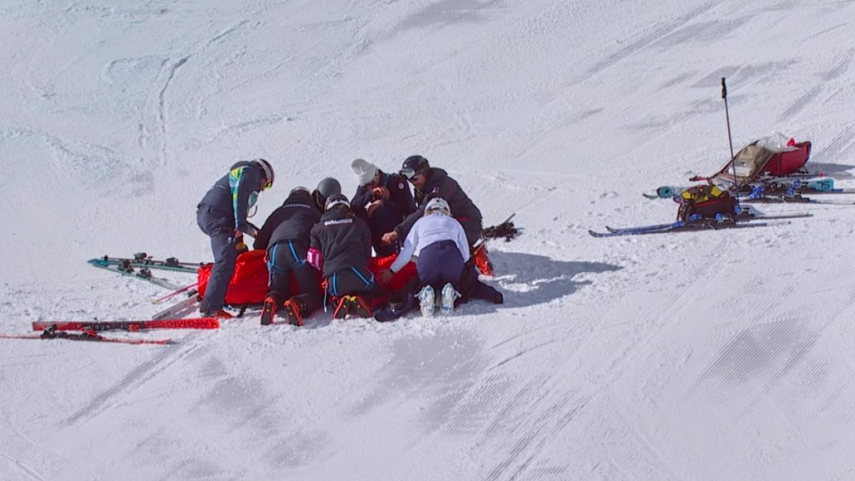 Lindsey Vonn (USA) wird nach ihrem Sturz auf die Evakuierung mit einem Helikopter vorbereitet. (Foto)