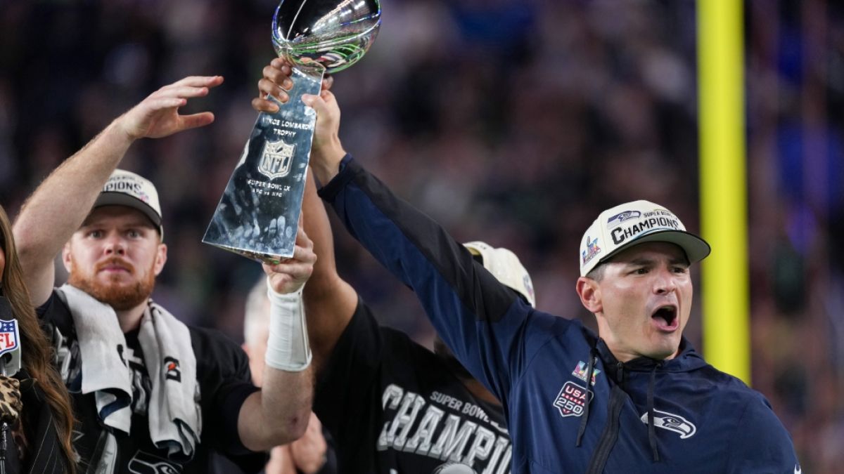 Cheftrainer Mike MacDonald und Quarterback Sam Darnold heben die Lombardi-Troph&auml;e nach oben, am 09.02.2026. (Symbolbild) (Foto)