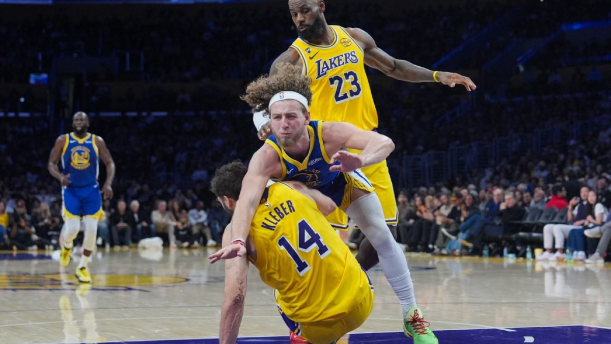 LeBron James und Maxi Kleber von den Los Angeles Lakers beobachten ein Foul durch Brandin Podziemski von den Golden State Warriors. (Symbolbild) (Foto)