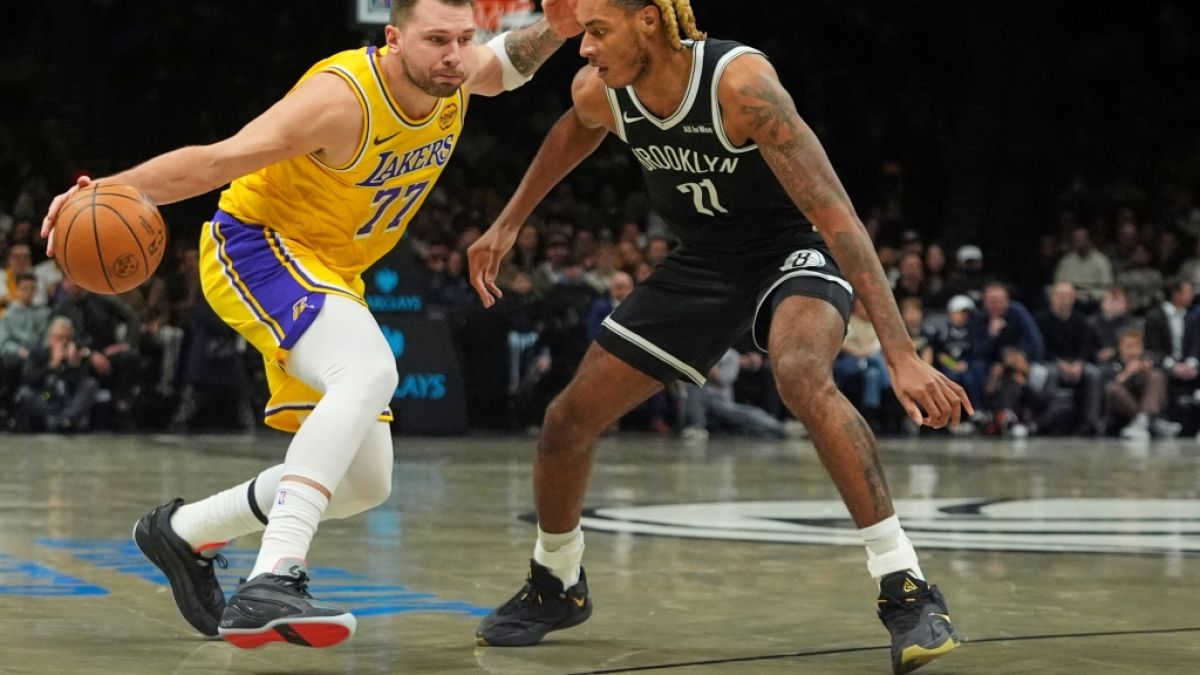 Luka Dončić von den Los Angeles Lakers spielt um Noah Clowney von den Brookly Nets, am 03.02.2026. (Symbolbild) (Foto)