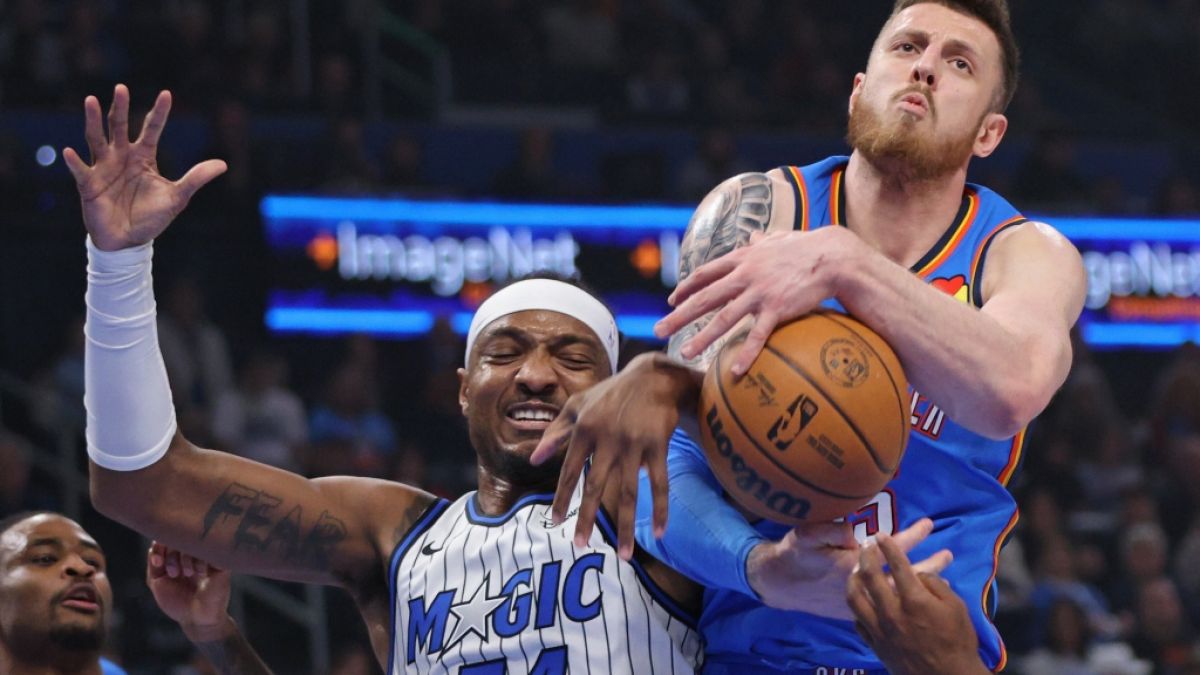 Isaiah Hartenstein von den Oklahoma City Thunder und Wendell Carter Jr. von den Orlando Magic versuchen einen Rebound zu gewinnen, am 03.02.2026. (Symbolbild) (Foto)