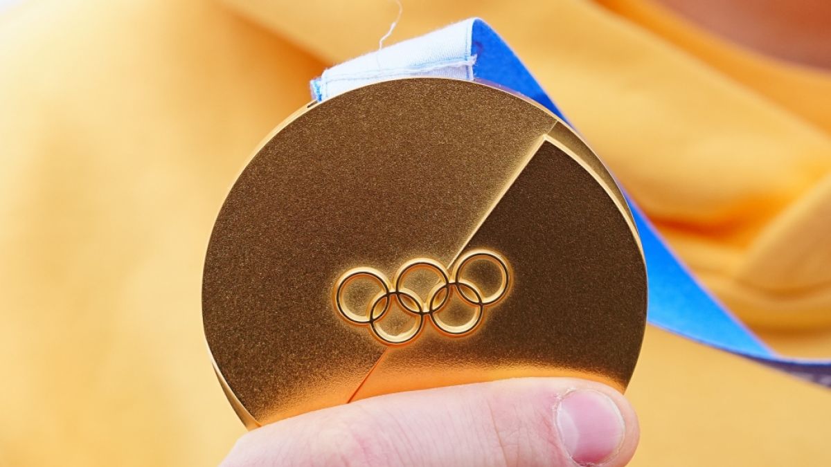 Die olympische Goldmedaille, hier in der Hand von Rodler Max Langenhan (Symbolbild). (Foto)
