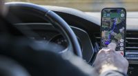 Vorsicht: Während der Fahrt sollten Sie das Smartphone niemals in die Hand nehmen.