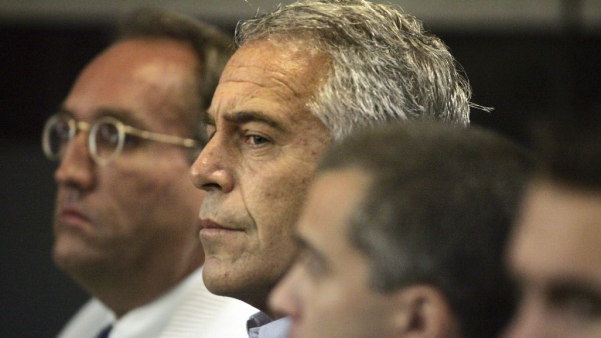 Jeffrey Epstein (M.), US-amerikanischer Unternehmer und Million&auml;r (Archivaufnahme aus 2008). (Foto)