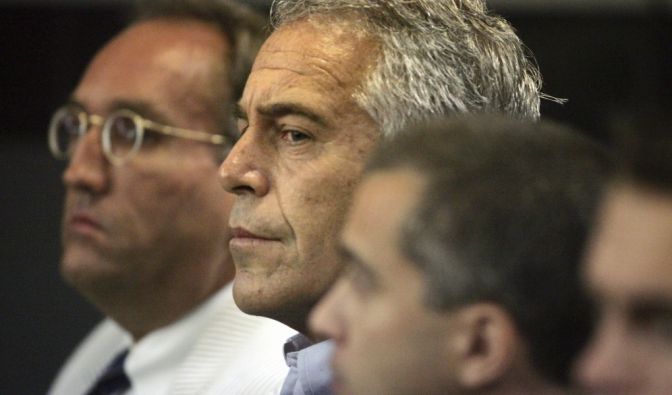 Jeffrey Epstein (M.), US-amerikanischer Unternehmer und Millionär (Archivaufnahme aus 2008).