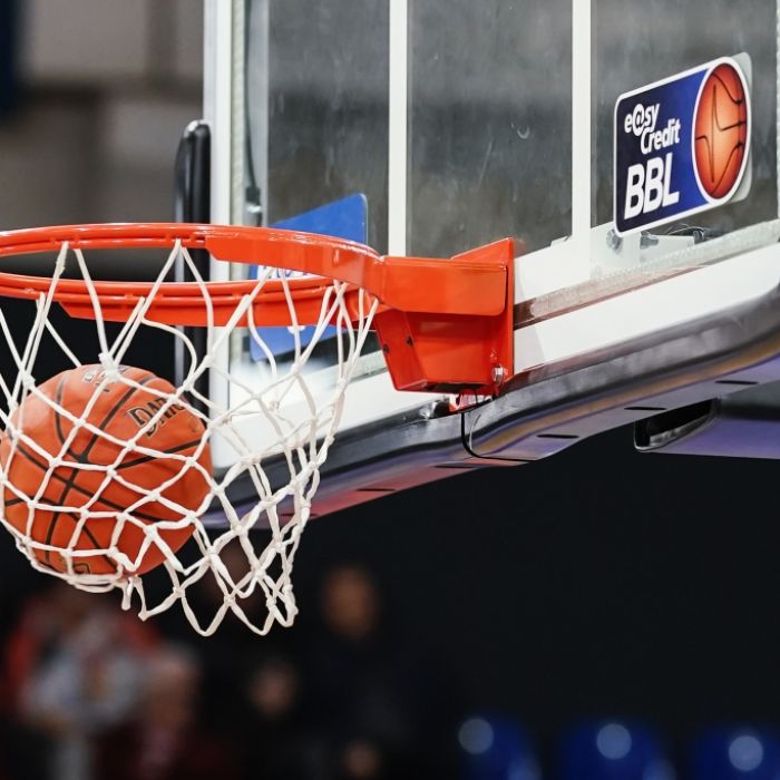 Ein Ball landet im Basketballkorb. (Foto: picture alliance/dpa | Uwe Anspach)