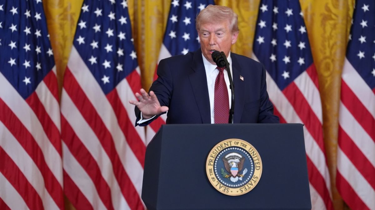 US-Pr&auml;sident Donald Trump spricht w&auml;hrend einer Veranstaltung zum Thema Kohlekraft im East Room des Wei&szlig;en Hauses. Dabei geriet er ins Stammeln. (Foto)