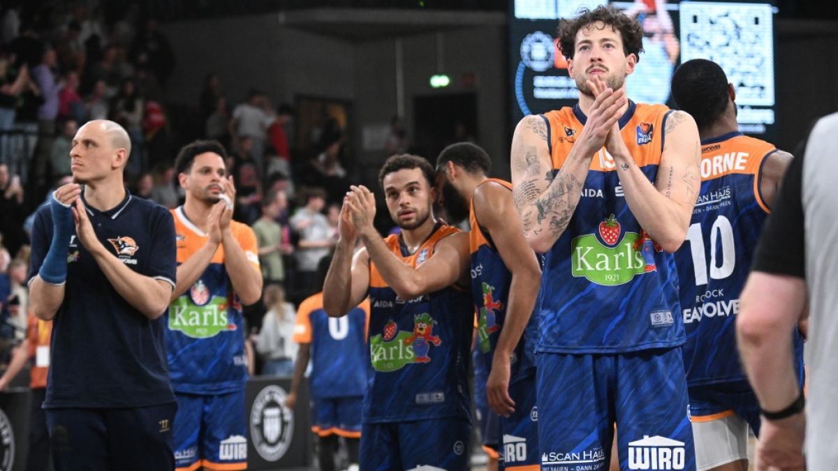 Die Rostock SEAWOLVES bedanken sich nach ihrem BBL-Spiel bei den Fans f&uuml;r ihre Unterst&uuml;tzung (Archivbild). (Foto)