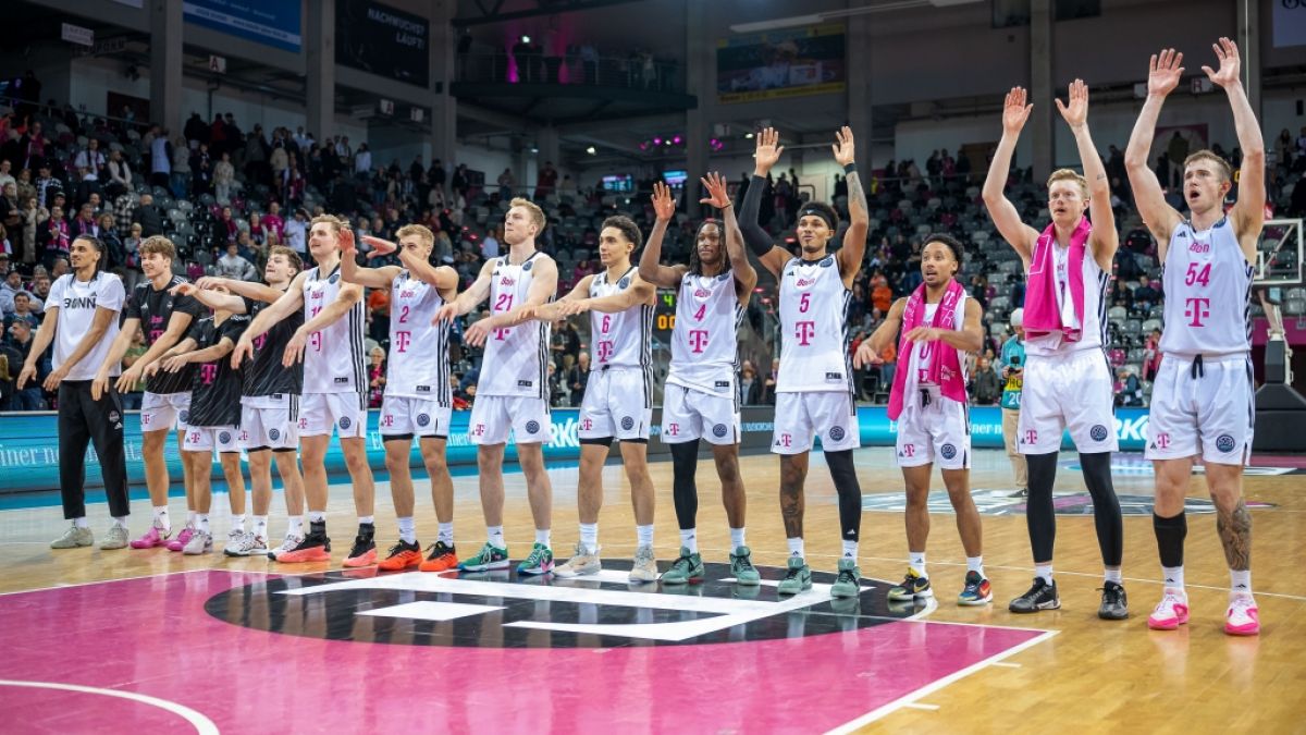 Die Telekom Baskets Bonn feiern einen Sieg mit ihren Fans (Archivbild). (Foto)