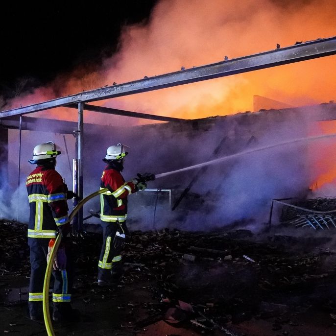 starke Rauchentwicklung durch Löscharbeiten