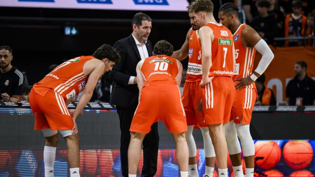 Die Basketballer von ratiopharm Ulm bei einer Traineransprache (Archivbild). (Foto)