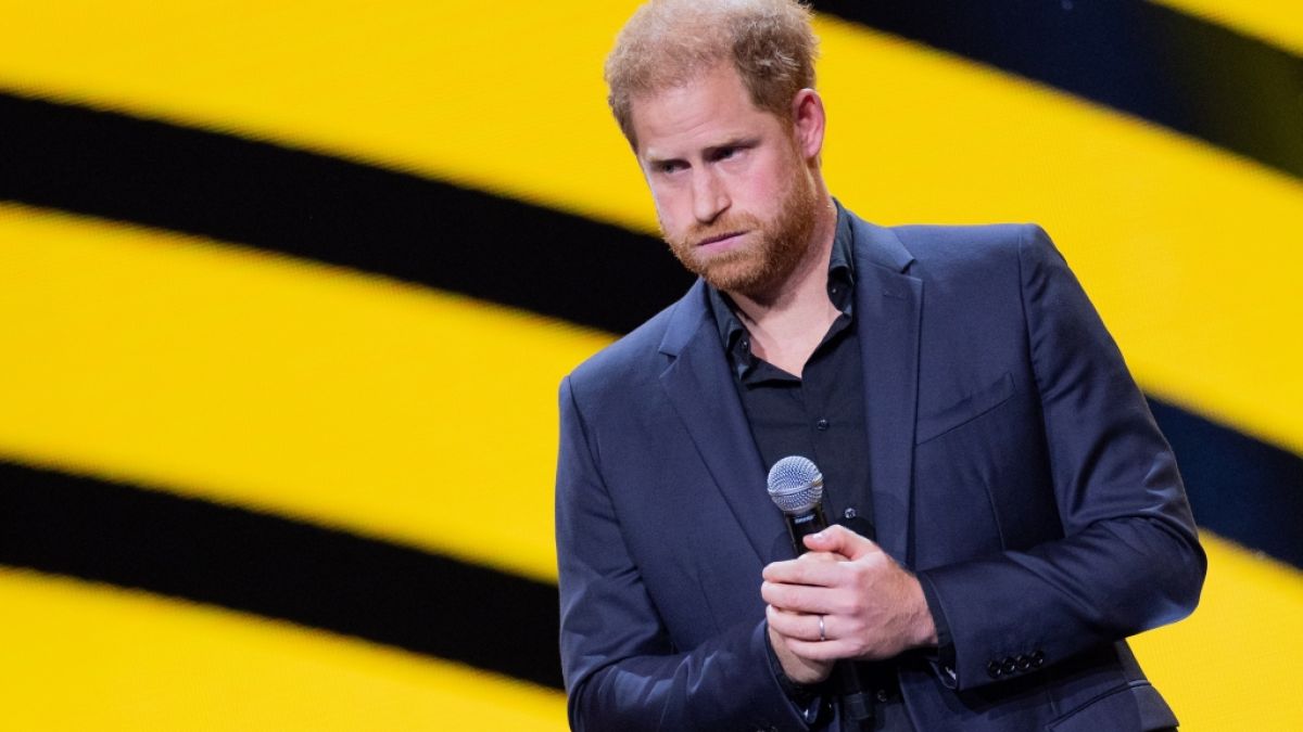 Bei einem Treffen mit trauernden Familien hatte Prinz Harry M&uuml;he, die Tr&auml;nen zur&uuml;ckzuhalten. (Foto)