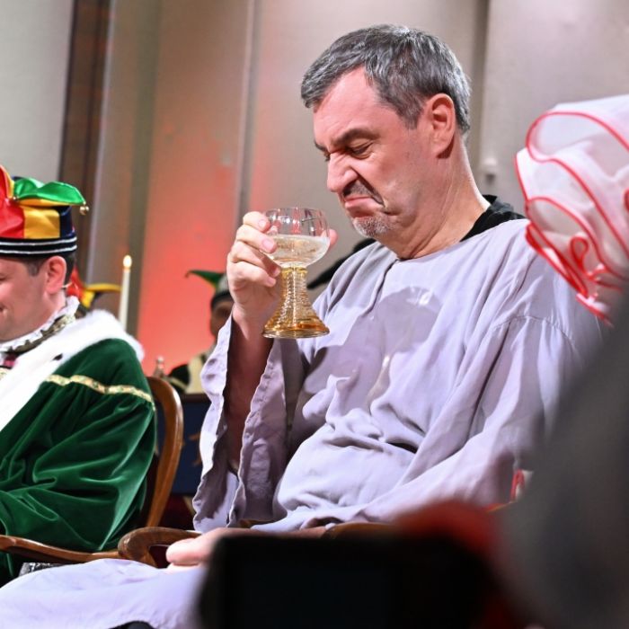 Markus Söder vor dem Stockacher Narrengericht