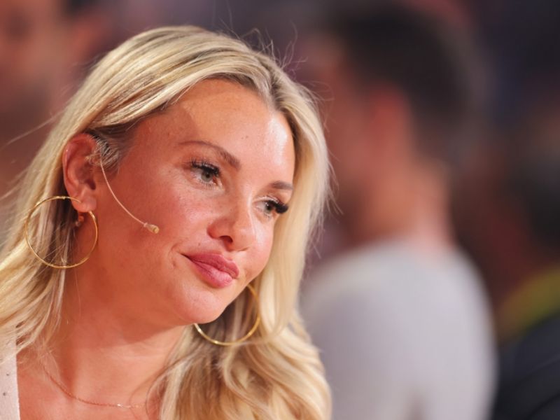 Evelyn Burdecki: Peinlicher Treppensturz in Abendrobe - darüber lacht das Netz