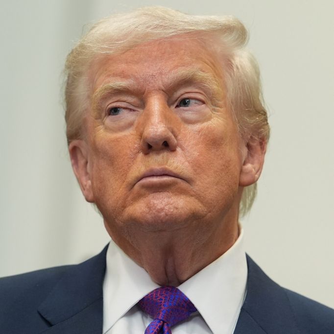 Er wirft sich vor Putin 