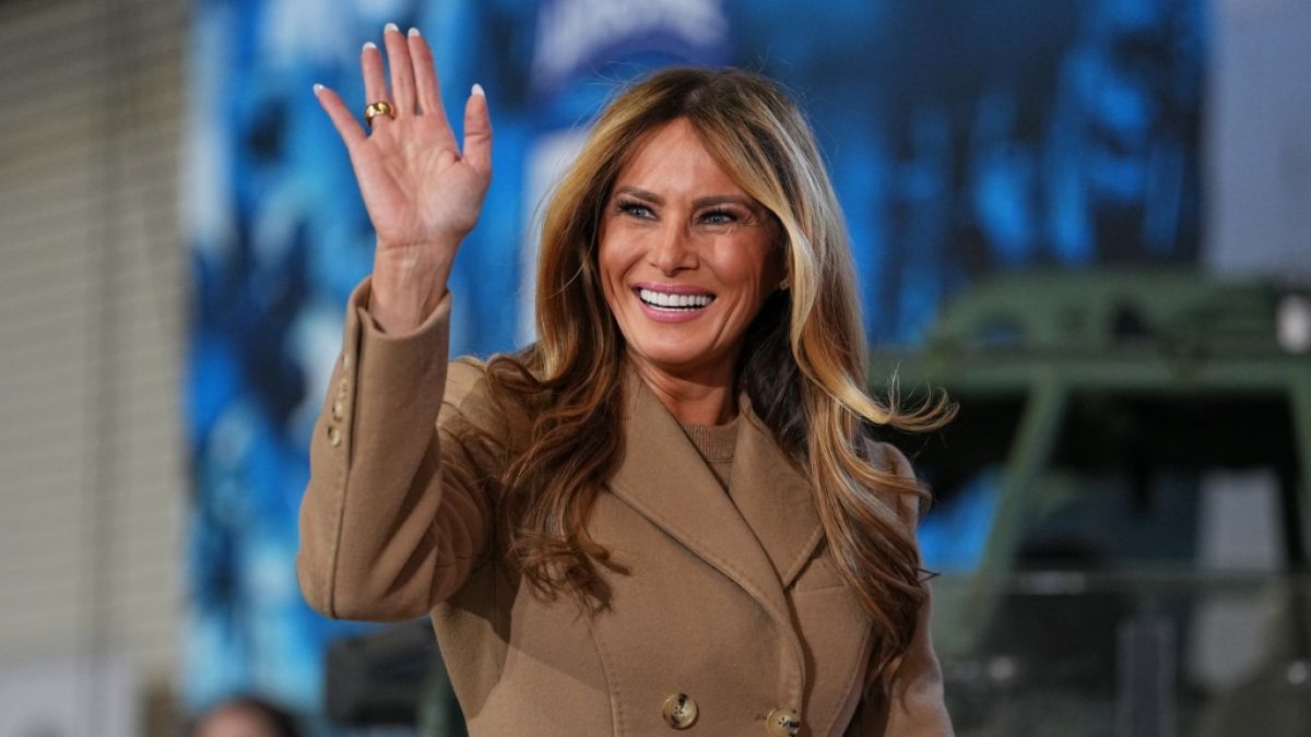 Melania Trump begr&uuml;&szlig;t die Menge bei Ankunft in Fort Bragg. (Foto)